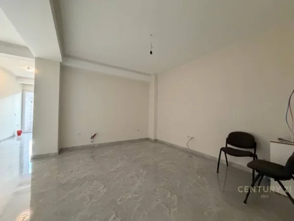 Tirane, jepet me qera ambjent biznesi Kati 3, 97 m² 950 € (Qender)