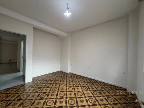 Tirane, jepet me qera ambjent biznesi Kati 3, 97 m² 950 € (Qender)