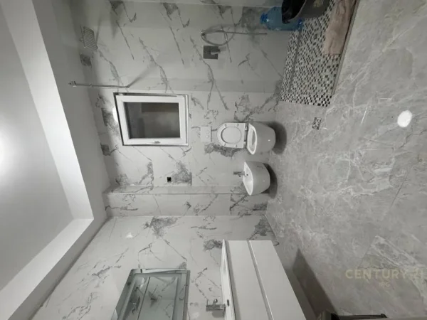 Tirane, jepet me qera ambjent biznesi Kati 3, 97 m² 950 € (Qender)