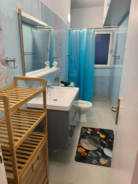 Tirane, jepet me qera apartament 1+1+Ballkon Kati 4, 60 m² 550 € (Te spitali Gjerman)