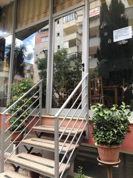Tirane, jepet me qera bar-kafe 35.000 Leke (Pranë ambulances Qesarak, Fresk)