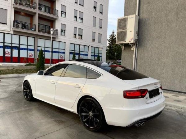 Tirane, shitet makine Audi A5 Viti 2015,