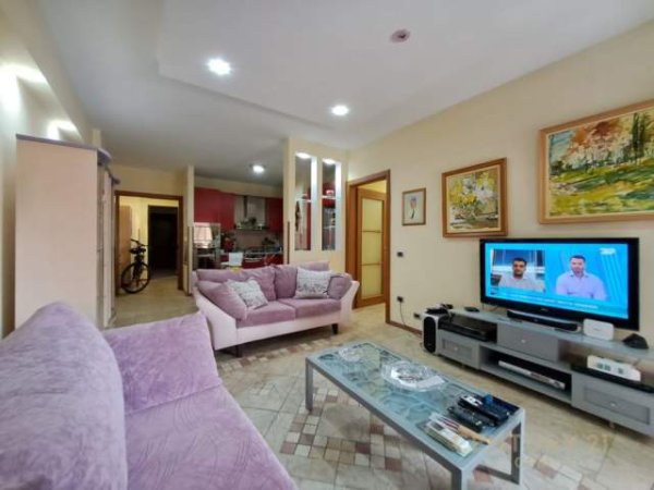 Tirane, jepet me qera apartament Kati 1, 100 m² 450 Euro (Tirana, Albania)