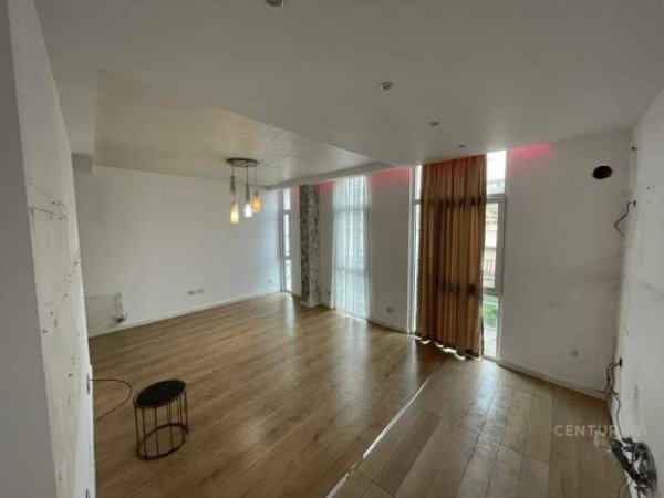 Tirane, jepet me qera zyre Kati 3, 102 m² 1.200 Euro