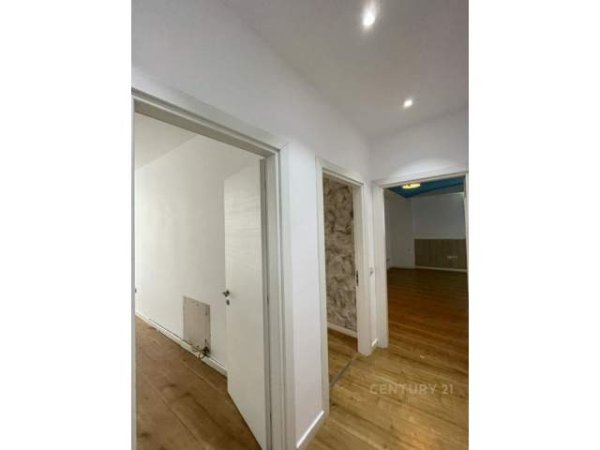 Tirane, jepet me qera zyre Kati 3, 102 m² 1.200 Euro (Komuna e Parisit Tirana, Albania)