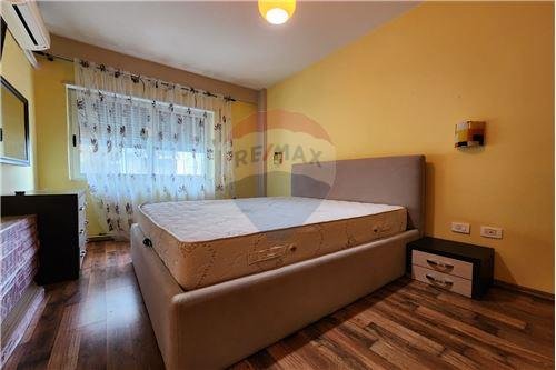 Tirane, jepet me qera apartament 2+1 Kati 5, 95 m² 550 Euro