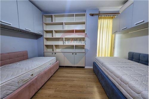 Tirane, jepet me qera apartament 2+1 Kati 5, 95 m² 550 Euro