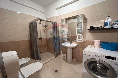 Tirane, jepet me qera apartament 1+1 Kati 5, 68 m² 380 Euro