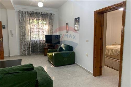 Tirane, jepet me qera apartament 1+1 Kati 1, 80 m² 350 Euro