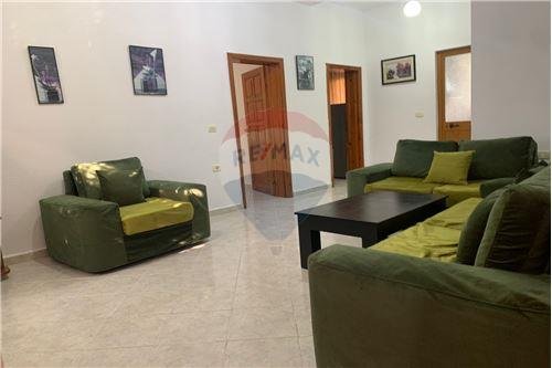 Tirane, jepet me qera apartament 1+1 Kati 1, 80 m² 350 Euro