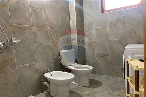 Tirane, jepet me qera apartament 1+1 Kati 1, 80 m² 350 Euro