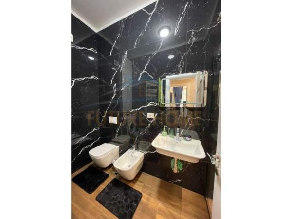 Tirane, jepet me qera apartament 2+1+BLK Kati 3, 79 m² 800 Euro (21 dhjetori square 21)