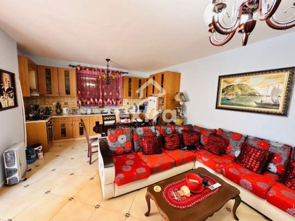 Shkoder, jepet me qera apartament Kati 6, 100 m² 400 Euro (Prane Pedonales)