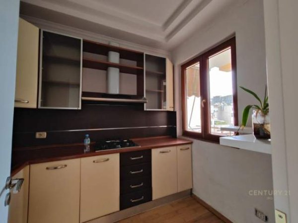 Tirane, jepet me qera zyre Kati 4, 210 m² 2.000 Euro (Nikola Tupe)