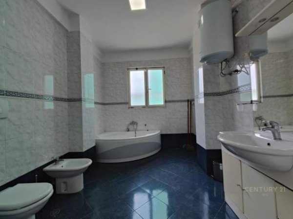 Tirane, jepet me qera zyre Kati 4, 210 m² 2.000 Euro (Nikola Tupe)