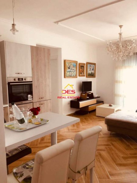 Vlore, jepet me qera apartament Kati 5, 97 m² 450 Euro (Rruga Murat Terbaci)