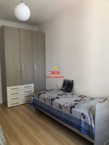 Vlore, jepet me qera apartament Kati 5, 97 m² 450 Euro (Rruga Murat Terbaci)