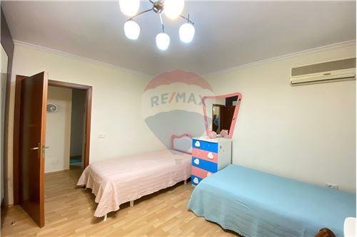 Tirane, jepet me qera apartament 2+1+BLK Kati 2, 120 m² 1.000 Euro
