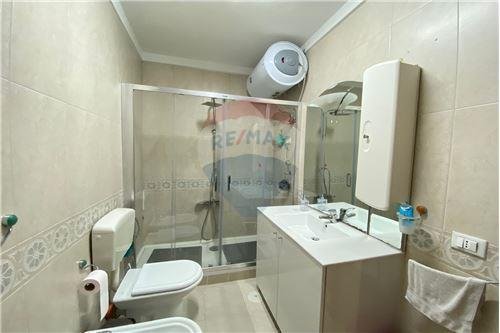 Tirane, jepet me qera apartament 2+1+BLK Kati 2, 120 m² 1.000 Euro