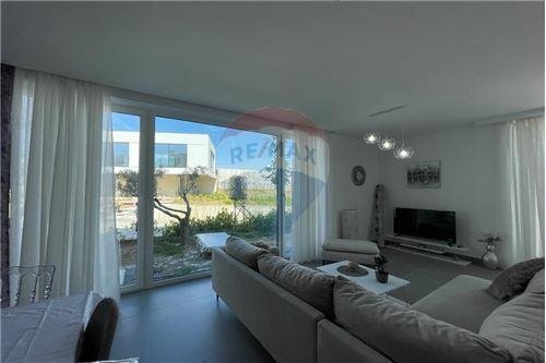 Tirane, jepet me qera apartament duplex 3+1 Kati 1, 160 m² 1.600 Euro