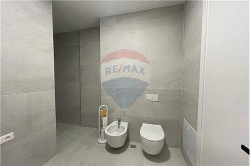 Tirane, jepet me qera apartament duplex 3+1 1.600 Euro