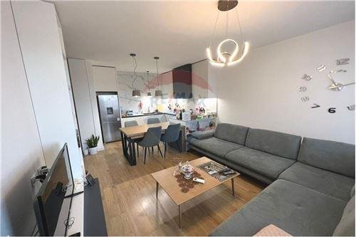Tirane, jepet me qera 2+1 Kati 9, 90 m² 700 Euro