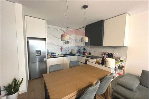 Tirane, jepet me qera 2+1 Kati 9, 90 m² 700 Euro