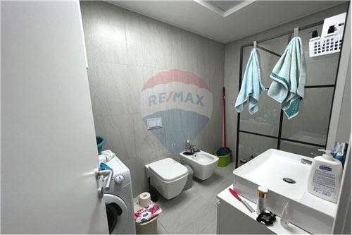 Tirane, jepet me qera 2+1 Kati 9, 90 m² 700 Euro