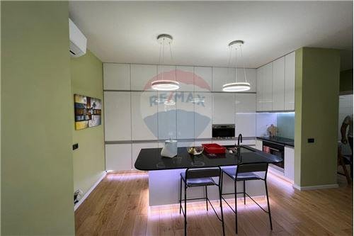 Tirane, shitet apartament 2+1 125 m² 305.000 Euro
