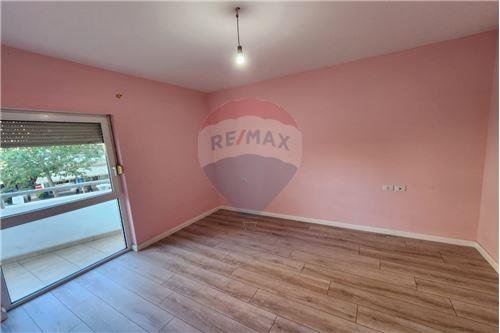 Tirane, jepet me qera apartament 2+1 Kati 2, 74 m² 450 Euro