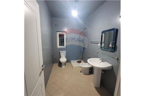 Tirane, jepet me qera apartament 2+1 Kati 2, 74 m² 450 Euro