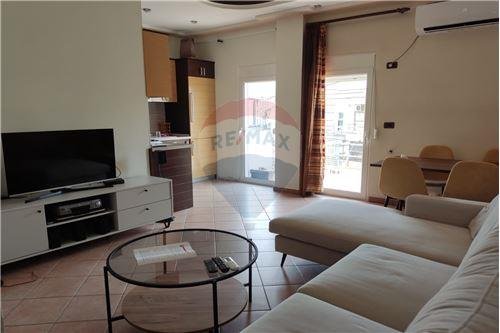 Tirane, jepet me qera 2+1 Kati 7, 98 m² 500 Euro
