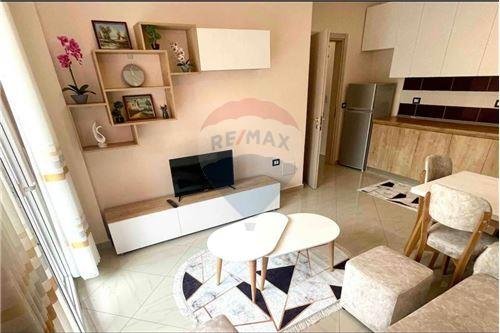 Tirane, jepet me qera 1+1 Kati 3, 60 m² 400 Euro