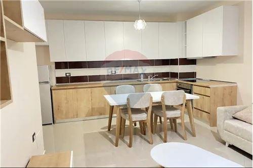 Tirane, jepet me qera 1+1 Kati 3, 60 m² 400 Euro