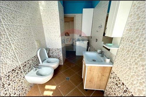 Tirane, jepet me qera 1+1 Kati 3, 60 m² 400 Euro