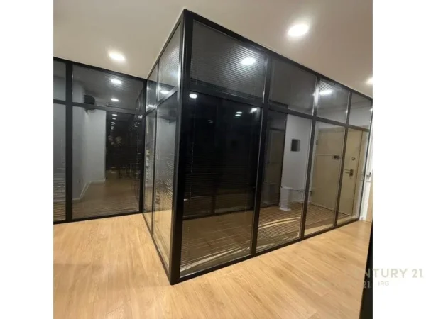 Tirane, jepet me qera ambjent biznesi Kati 2, 180 m² 2.500 € (Delijorgji)