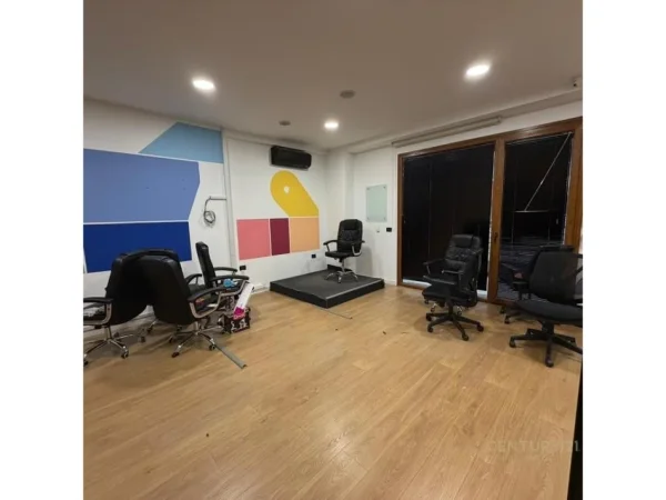 Tirane, jepet me qera ambjent biznesi Kati 2, 180 m² 2.500 € (Delijorgji)
