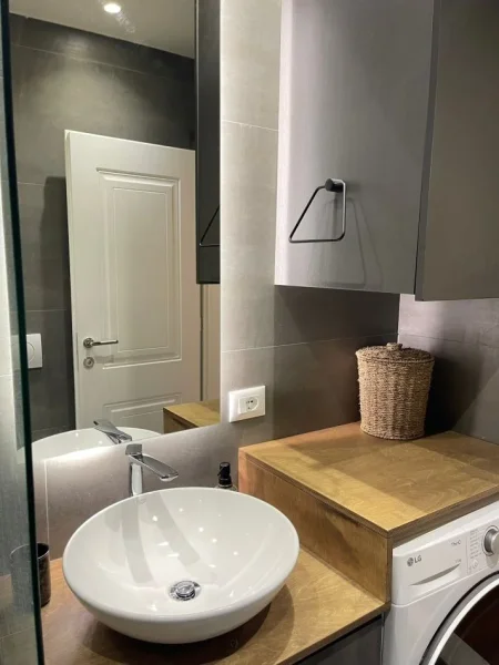 Tirane, jepet me qera apartament 2+1+Ballkon Kati 4, 75 m² 650 € (Xhamia)