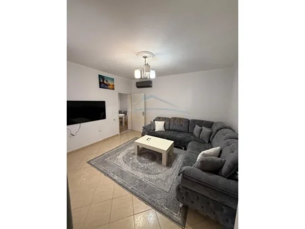 Tirane, jepet me qera apartament 1+1+Ballkon Kati 2, 75 m² 400 € (5 Maji)