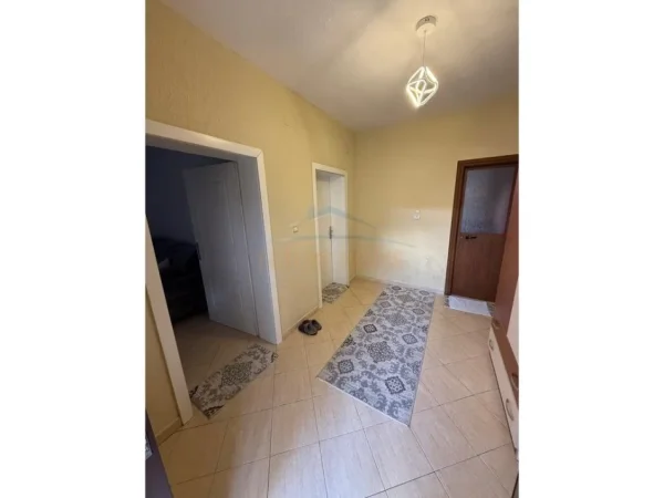 Tirane, jepet me qera apartament 1+1+Ballkon Kati 2, 75 m² 400 € (5 Maji)