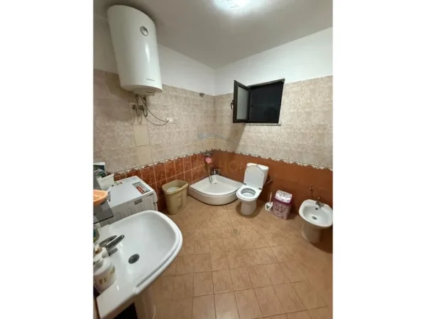 Tirane, jepet me qera apartament 1+1+Ballkon Kati 2, 75 m² 400 € (5 Maji)