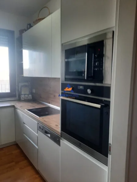 Tirane, jepet me qera apartament 1+1+Ballkon Kati 7, 75 m² 1.000 € 