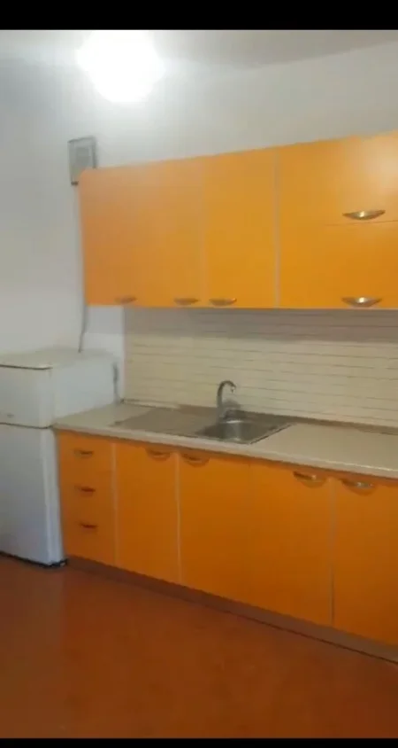 Tirane, jepet me qera Vile 1+1 Kati 1, 55 m² (500 m Perball Big Market, Qytet Studenti)