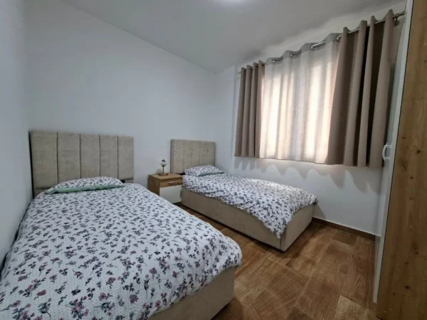 Jepet Me Qira : Shtëpi Private / Me Oborr të madhë 1+1 (📍Vilat Gjermane)