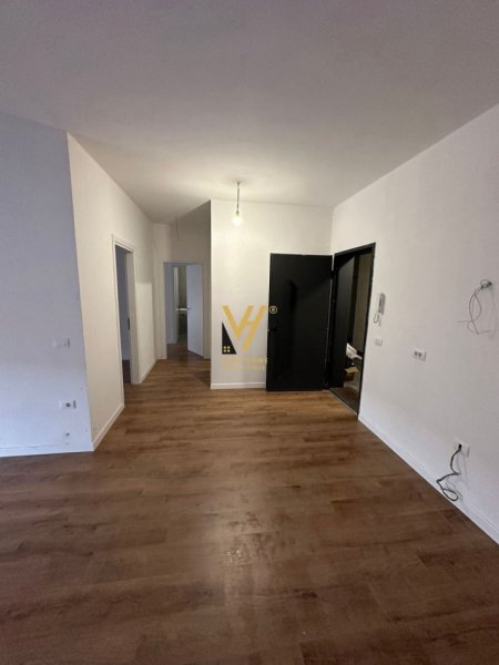 Tirane, jepet me qera zyre Kati 0, 110 m² 850 € (5 MAJI)