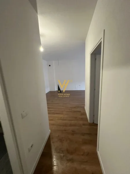 Tirane, jepet me qera zyre Kati 0, 110 m² 850 € (5 MAJI)