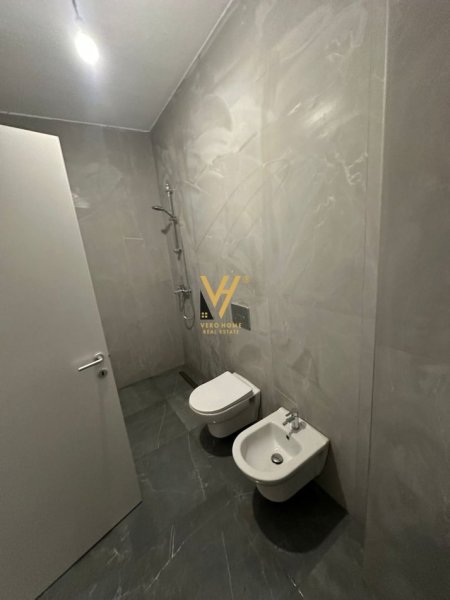 Tirane, jepet me qera zyre Kati 0, 110 m² 850 € (5 MAJI)