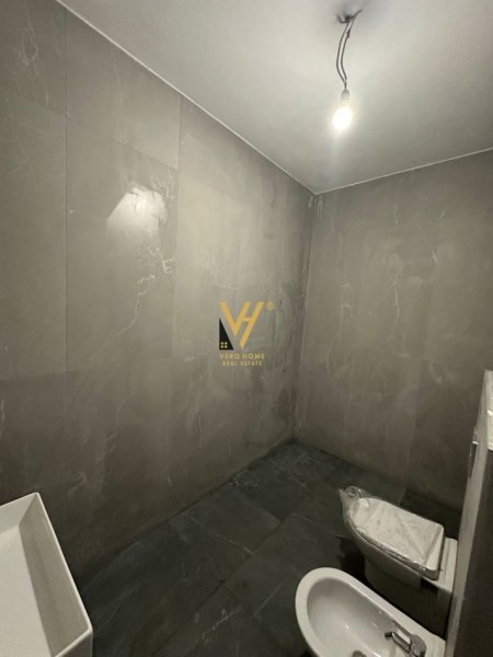 Tirane, jepet me qera zyre Kati 0, 110 m² 850 € (5 MAJI)