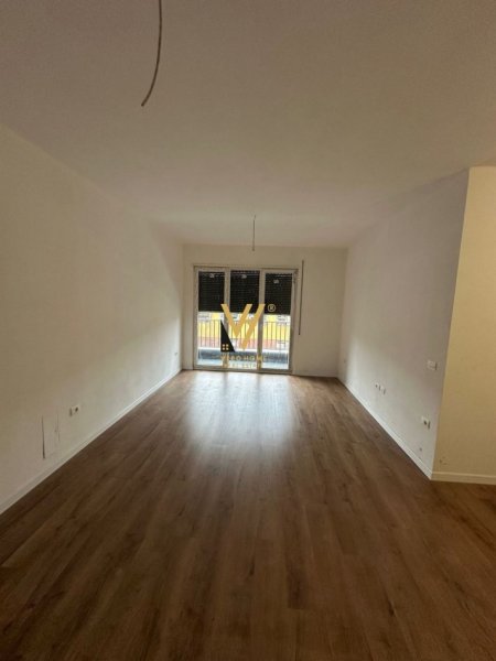 Tirane, jepet me qera zyre Kati 0, 110 m² 850 € (5 MAJI)