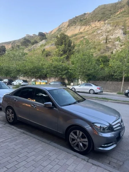 Tirane, shitet makine mercedes Nafte, gri metalizato automatik Kondicioner 190.000 km 9.300 €